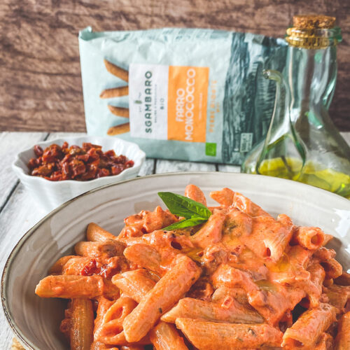 Pasta Con Salsa Di Pomodoro, Panna Vegetale E Pomodorini Secchi - Sgambaro